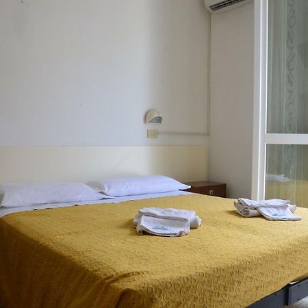 Hotel Moroni Ріміні Екстер'єр фото