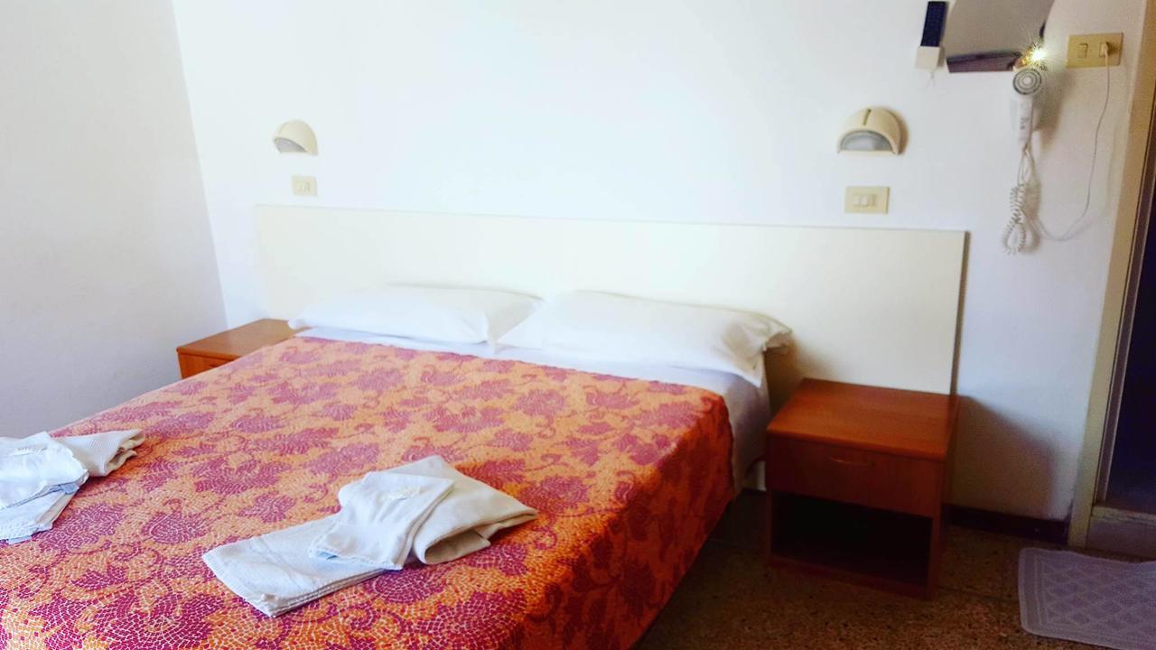 Hotel Moroni Ріміні Екстер'єр фото