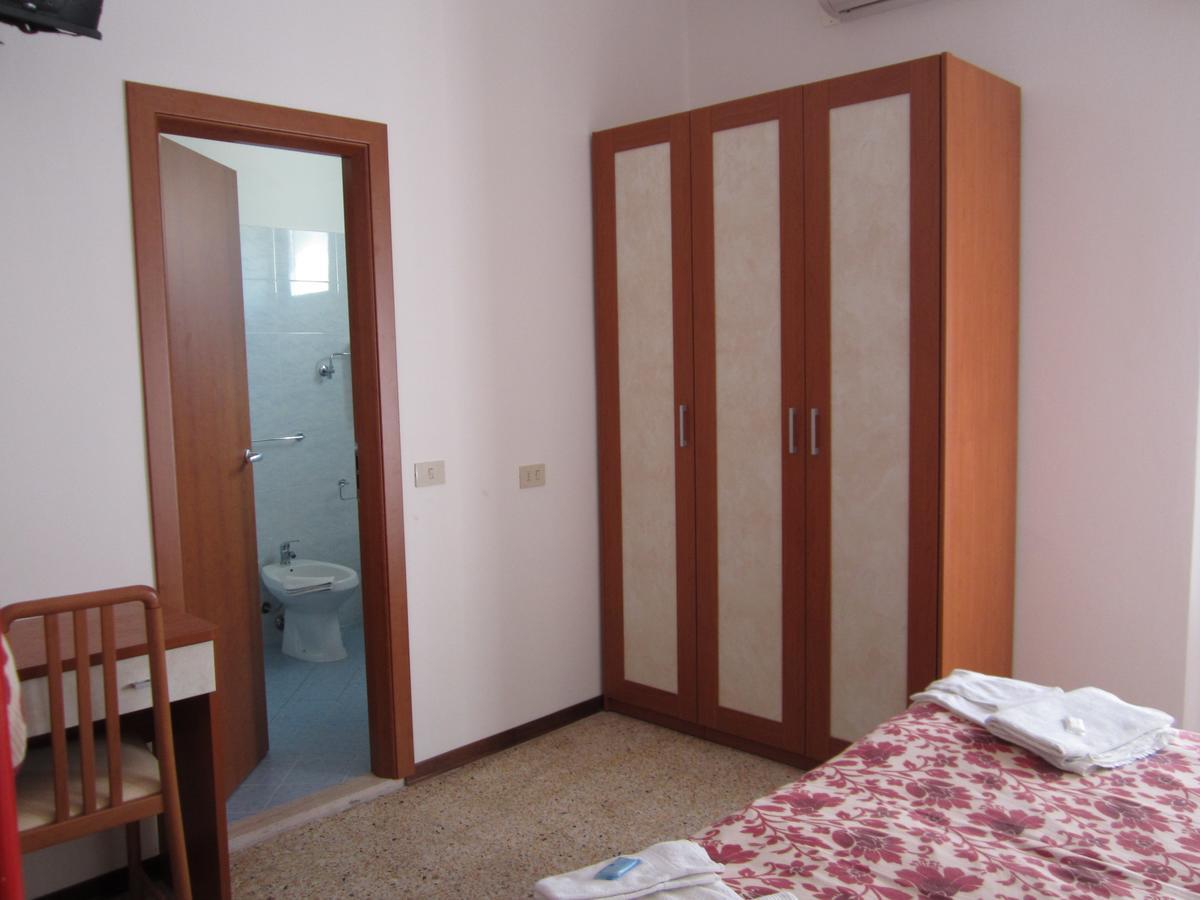 Hotel Moroni Ріміні Екстер'єр фото