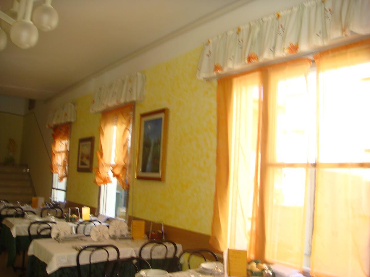 Hotel Moroni Ріміні Екстер'єр фото