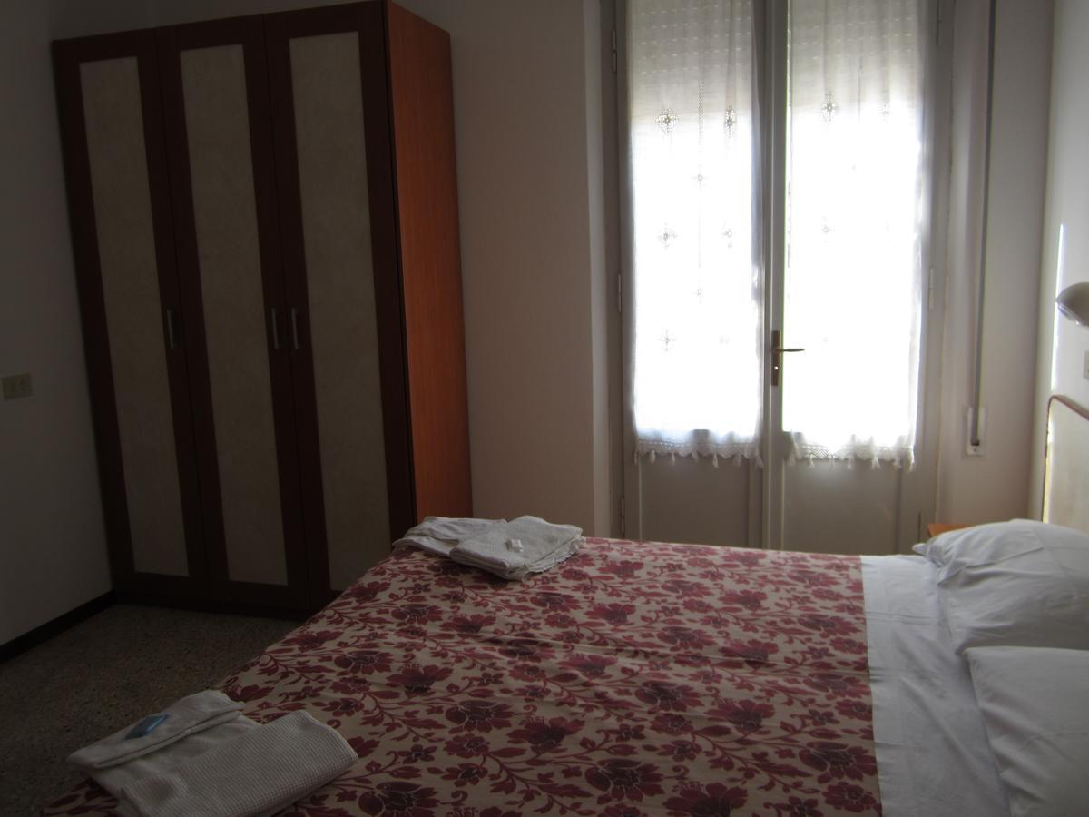 Hotel Moroni Ріміні Екстер'єр фото