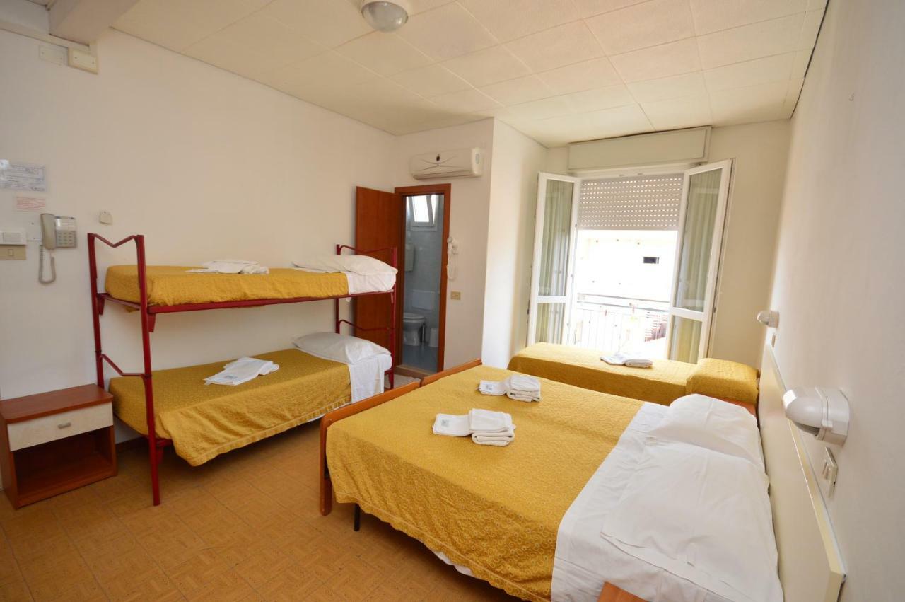 Hotel Moroni Ріміні Екстер'єр фото
