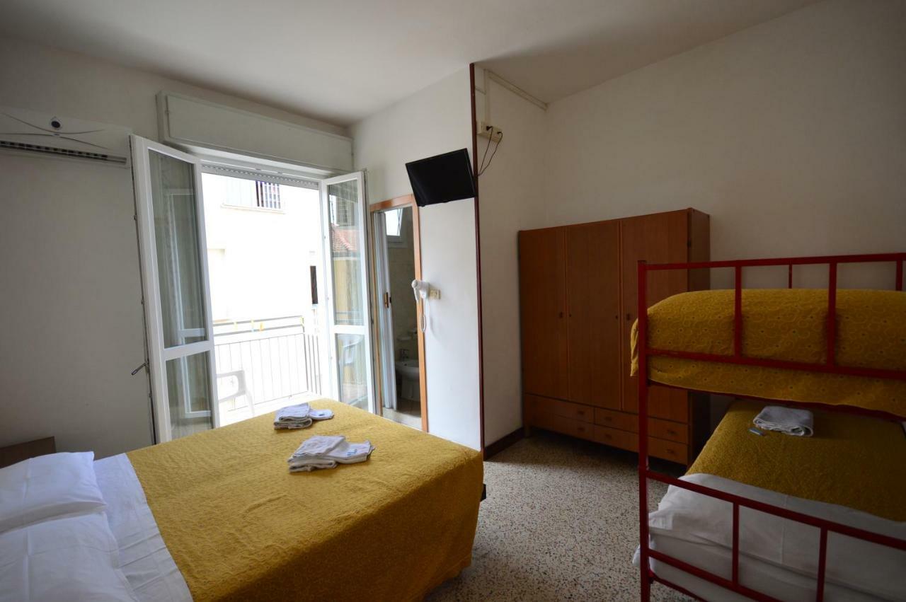 Hotel Moroni Ріміні Екстер'єр фото