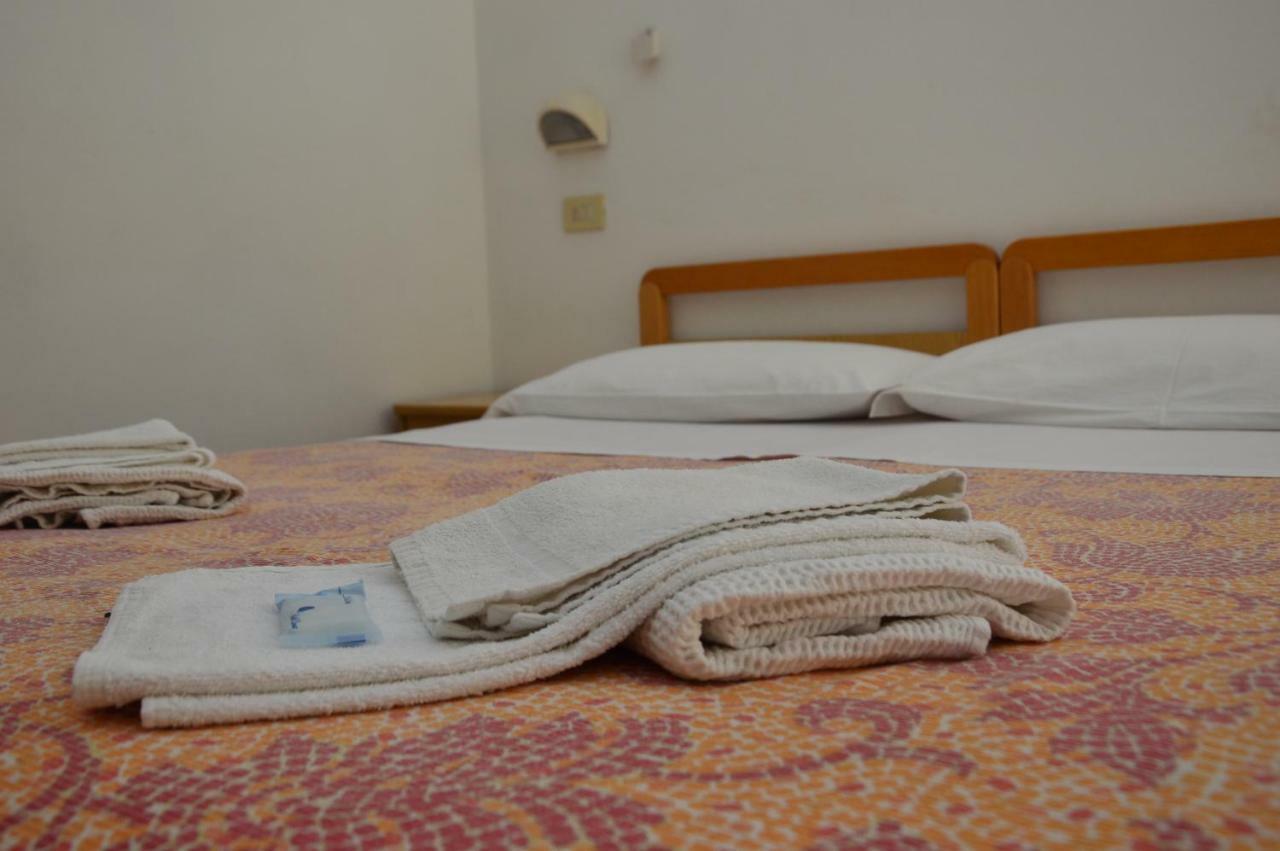 Hotel Moroni Ріміні Екстер'єр фото