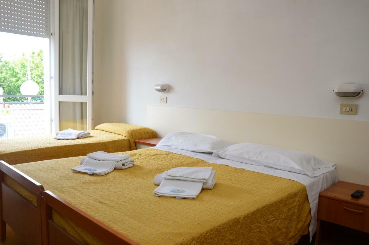 Hotel Moroni Ріміні Екстер'єр фото